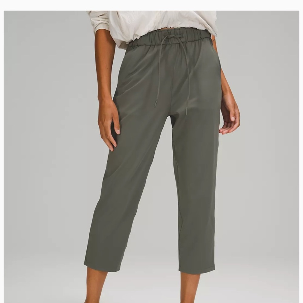 Lululemon on the fly green crop size 4